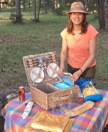 Susana Pérez estrenando una cesta de picnic. Susana Pérez estrenando una cesta de picnic.