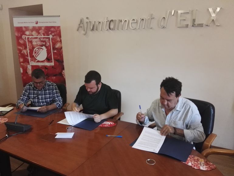 La firma del convenio se ha hecho en la Sala del Consell La firma del convenio se ha hecho en la Sala del Consell