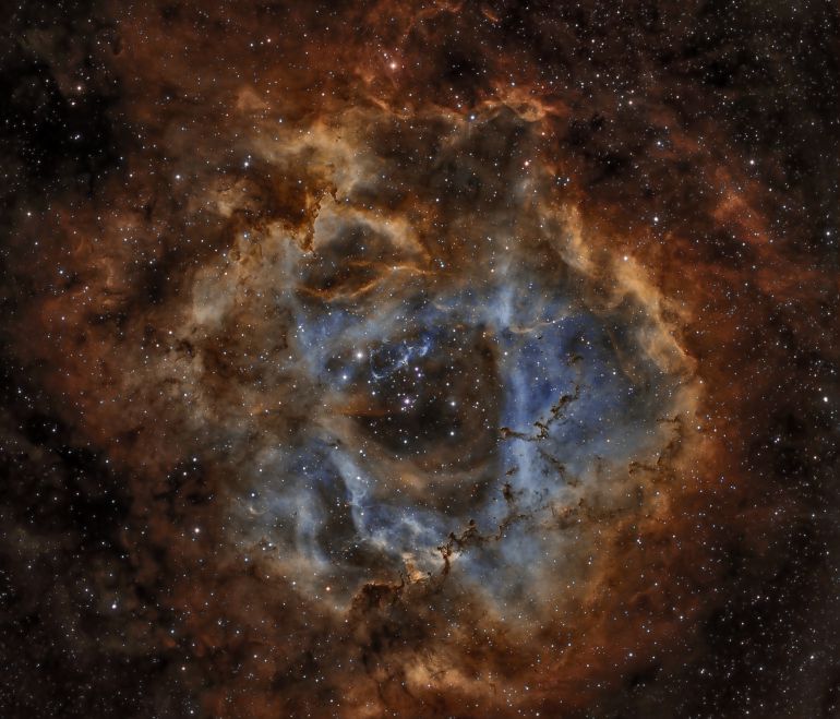 Nebulosa Roseta o NGC 2244, está situada en la constelación de Monoceros a unos 5200 años-luz de distancia de la Tierra. Nebulosa Roseta o NGC 2244, está situada en la constelación de Monoceros a unos 5200 años-luz de distancia de la Tierra.