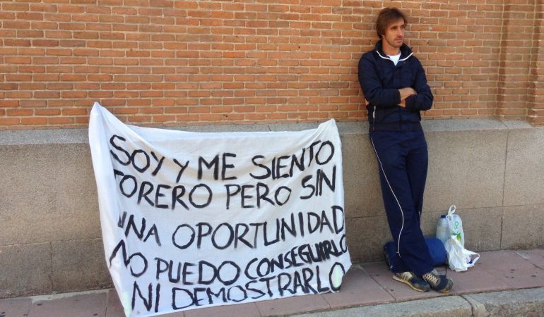 Javier Velázquez junto a la pancarta con la que reclama una oportunidad a las puertas de la plaza de toros de Las Ventas Javier Velázquez junto a la pancarta con la que reclama una oportunidad a las puertas de la plaza de toros de Las Ventas