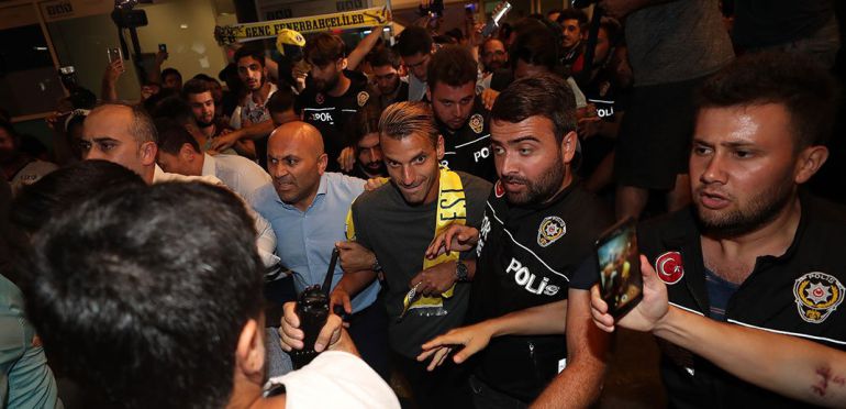 Roberto Soldado evita a la gran multitud que le esperaba en el aeropuerto, acompañado de fuertes medidas de seguridad Roberto Soldado evita a la gran multitud que le esperaba en el aeropuerto, acompañado de fuertes medidas de seguridad