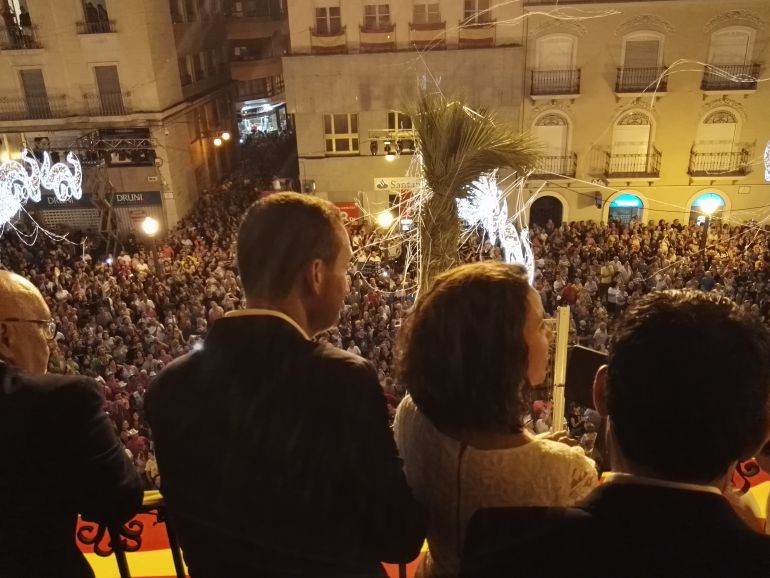 La plaza de Baix llena de gente para escuchar el pregón de Diana Palazón La plaza de Baix llena de gente para escuchar el pregón de Diana Palazón