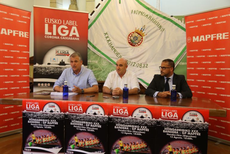 El presidente de Hondarribia Arraun Elkartea, Joxemi Elduayen, contestando una pregunta durante la rueda de prensa El presidente de Hondarribia Arraun Elkartea, Joxemi Elduayen, contestando una pregunta durante la rueda de prensa