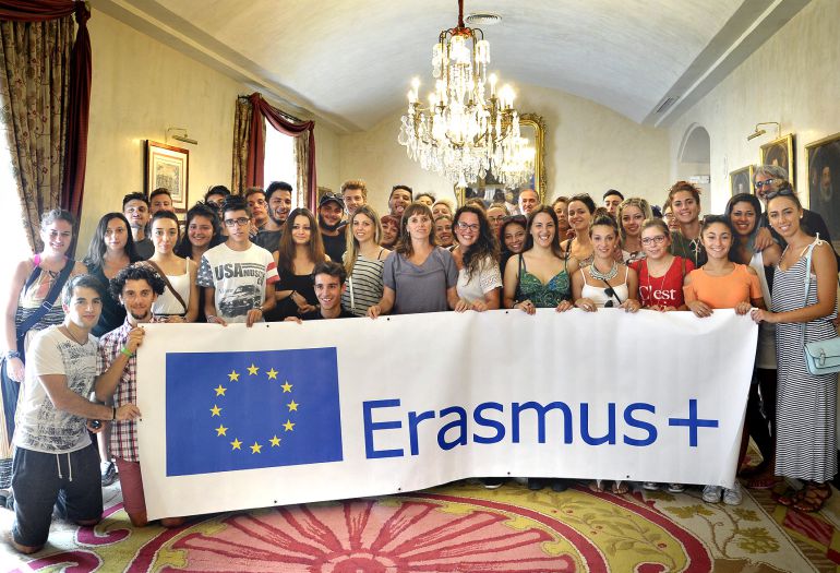 Laura Álvarez, delegada de Educación, recibe en el Ayuntamiento a los jóvenes Erasmus Laura Álvarez, delegada de Educación, recibe en el Ayuntamiento a los jóvenes Erasmus