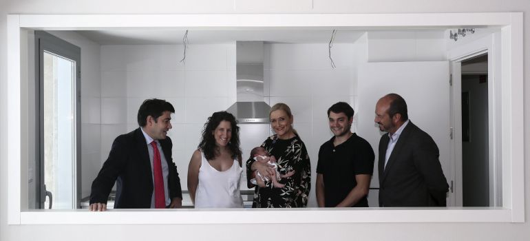 La presidenta de la Comunidad de Madrid, Cristina Cifuentes, este jueves en Alcorcón, donde ha anunciado que el Ejecutivo se reuniría con el Ayuntamiento de la capital. La presidenta de la Comunidad de Madrid, Cristina Cifuentes, este jueves en Alcorcón, donde ha anunciado que el Ejecutivo se reuniría con el Ayuntamiento de la capital.