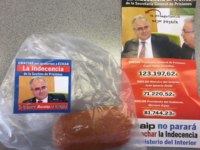 El sindicato de prisiones reparte chorizos para denunciar el déficit de personal El sindicato de prisiones reparte chorizos para denunciar el déficit de personal