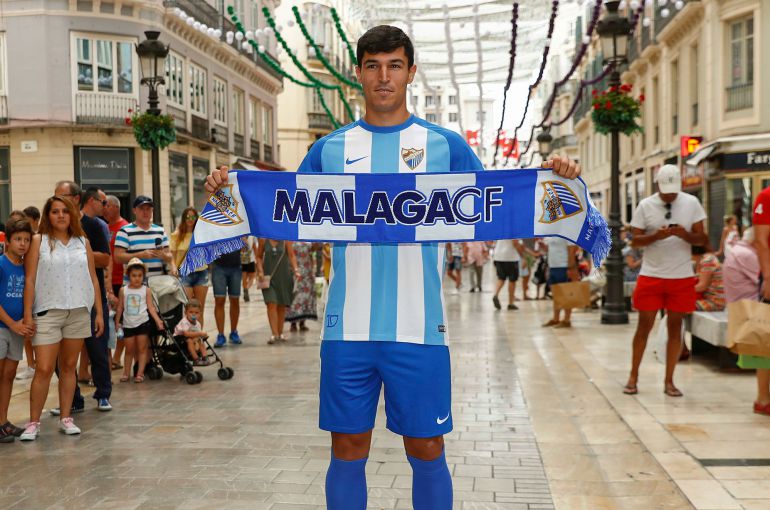 Diego González en su presentación oficial con el Málaga CF en Calle Larios: Diego González: "El Málaga siempre me ha llamado la atención; es histórico" Diego González en su presentación oficial con el Málaga CF en Calle Larios: Diego González: "El Málaga siempre me ha llamado la atención; es histórico"