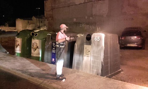 Limpieza de contenedores por la noche en Elda Limpieza de contenedores por la noche en Elda