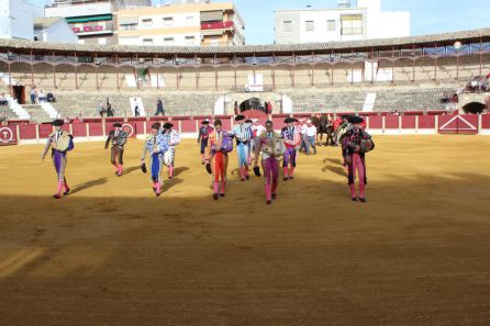 Adrian de Paulahaciendo el paseillo en la PLaza de Toros de Úbeda Adrian de Paulahaciendo el paseillo en la PLaza de Toros de Úbeda