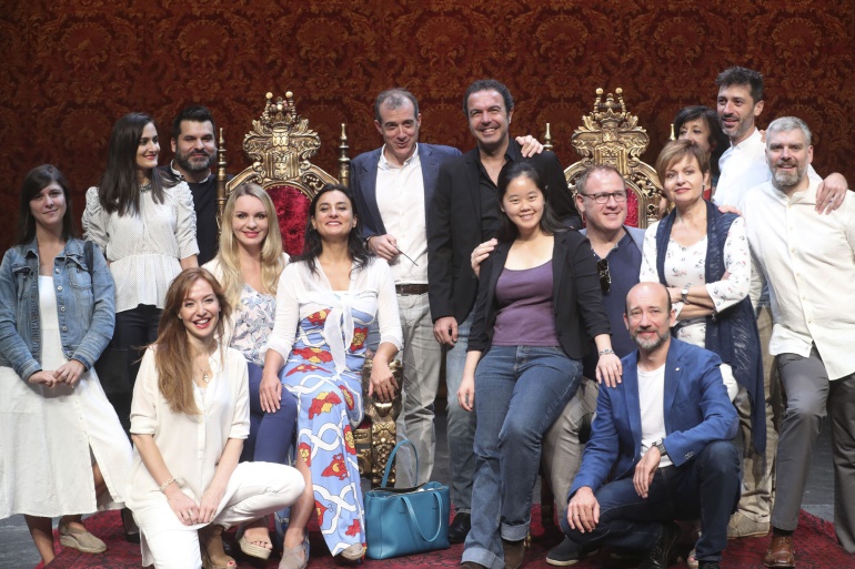 Los protagonistas de la ópera 'Las bodas de Fígaro', de Mozart, posan en el escenario del auditorio Kursaal de San Sebastián, antes de la la presentación de la obra en el marco de la Quincena Musical donostiarra, junto al director del festival, Patrick Alfaya. Los protagonistas de la ópera 'Las bodas de Fígaro', de Mozart, posan en el escenario del auditorio Kursaal de San Sebastián, antes de la la presentación de la obra en el marco de la Quincena Musical donostiarra, junto al director del festival, Patrick Alfaya.