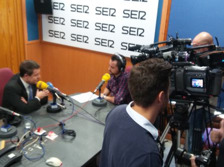 Varios medios de comunicación han cubierto la entrevista del presidente regional en la SER Varios medios de comunicación han cubierto la entrevista del presidente regional en la SER
