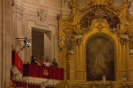 Personas sordas con las manos en alto haciendo sus aplausos Personas sordas con las manos en alto haciendo sus aplausos