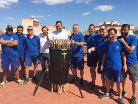 El alcalde y el portavoz del Partido de Elche colocando cohetes El alcalde y el portavoz del Partido de Elche colocando cohetes