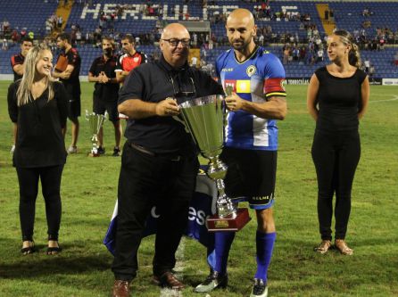 Ramírez entrega a Chechu Flores el Trofeo Ciudad de Alicante Ramírez entrega a Chechu Flores el Trofeo Ciudad de Alicante
