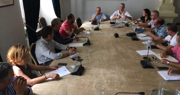 Reunión mantenida por el alcalde de Málaga con representantes de los taxistas en el Ayuntamiento este domingo Reunión mantenida por el alcalde de Málaga con representantes de los taxistas en el Ayuntamiento este domingo