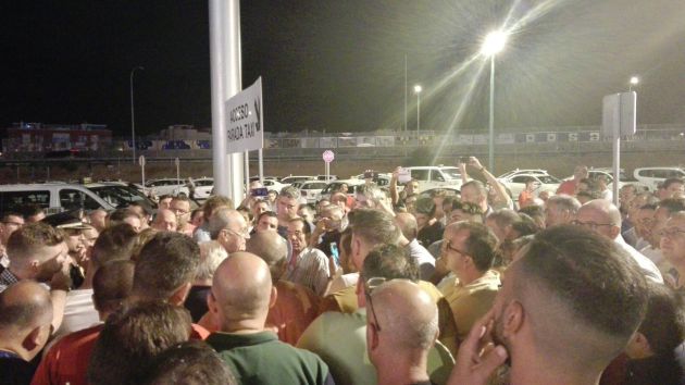 Reunión de los taxistas, de madrugada, con el alcalde de Málaga en el real de la Feria Reunión de los taxistas, de madrugada, con el alcalde de Málaga en el real de la Feria
