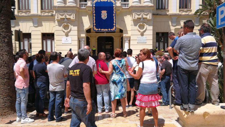 Unos 300 taxistas se concentraban este domingo a las puertas del Ayuntamiento de Málaga Unos 300 taxistas se concentraban este domingo a las puertas del Ayuntamiento de Málaga