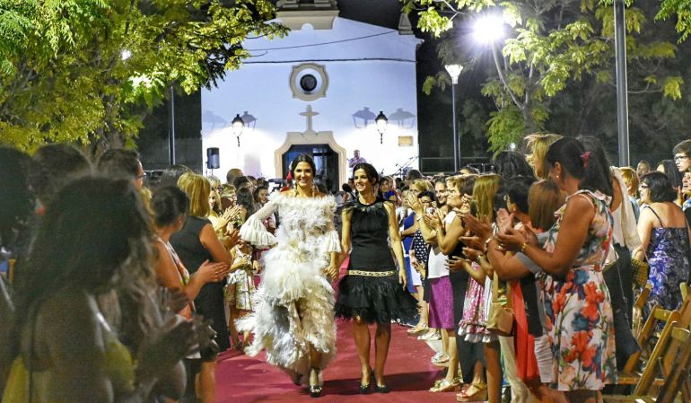 Cristina Granero (dcha, de negro), acompañada de Ana Corbel reciben el aplauso del público Cristina Granero (dcha, de negro), acompañada de Ana Corbel reciben el aplauso del público
