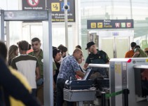 La Guardia Civil reduce las colas en El Prat a pesar de la huelga indefinida