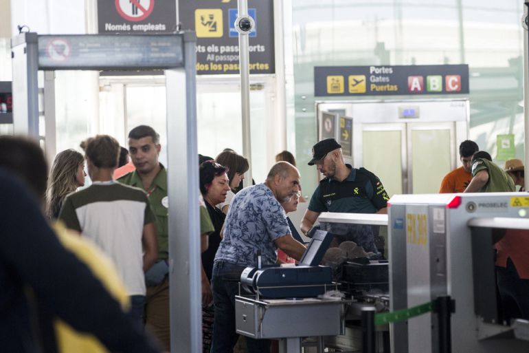 Efectivos de la Guardia Civil trabajan en los accesos a las puertas de embarque del aeropuerto de Barcelona-El Prat. Efectivos de la Guardia Civil trabajan en los accesos a las puertas de embarque del aeropuerto de Barcelona-El Prat.