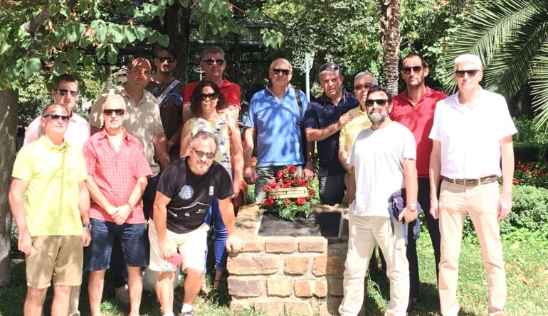 9 rosas en recuerdo de los trabajadores fallecidos en la explosión de Repsol, hace 14 años 9 rosas en recuerdo de los trabajadores fallecidos en la explosión de Repsol, hace 14 años