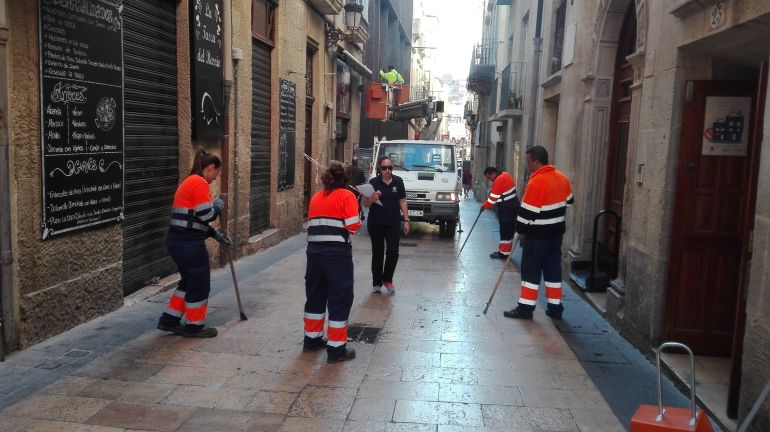 Trabajadores de la UTE Alicante limpian las calles de Alicante en una imagen de archivo Trabajadores de la UTE Alicante limpian las calles de Alicante en una imagen de archivo