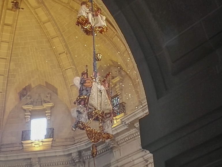 La Virgen justo antes de ser coronada La Virgen justo antes de ser coronada