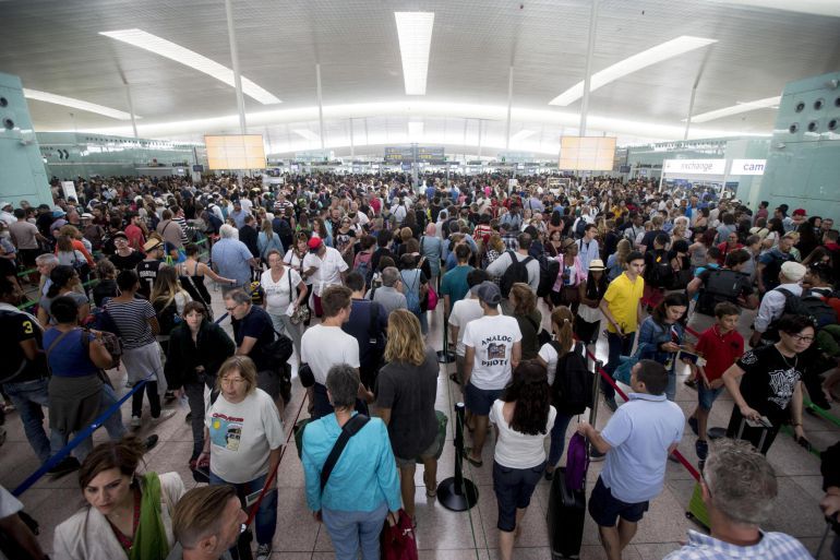 Consumur insta a los afectados por la huelga en el Prat a reclamar ante Aena Consumur insta a los afectados por la huelga en el Prat a reclamar ante Aena