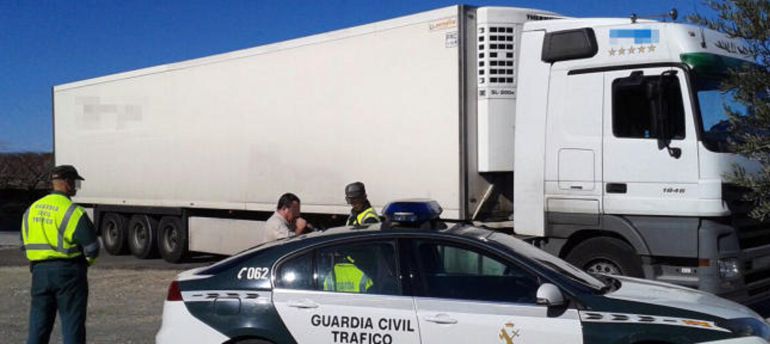 Imagen de archivo de un control de alcoholemia realizado por la Guardia Civil. Imagen de archivo de un control de alcoholemia realizado por la Guardia Civil.