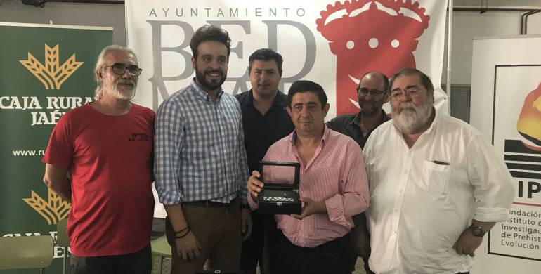El alcalde de Bedmar Juan Francisco Serrano junto al presidente de la Diputación Provincial de Jaén Francisco Reyes El alcalde de Bedmar Juan Francisco Serrano junto al presidente de la Diputación Provincial de Jaén Francisco Reyes