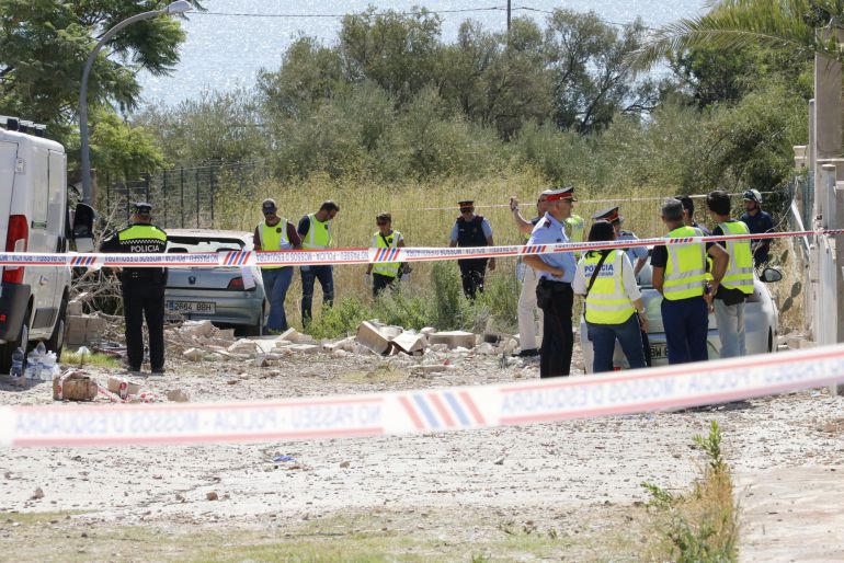 Efectius dels Mossos busquen indicis per determinar les causes de l'explosió a Alcanar. Efectius dels Mossos busquen indicis per determinar les causes de l'explosió a Alcanar.