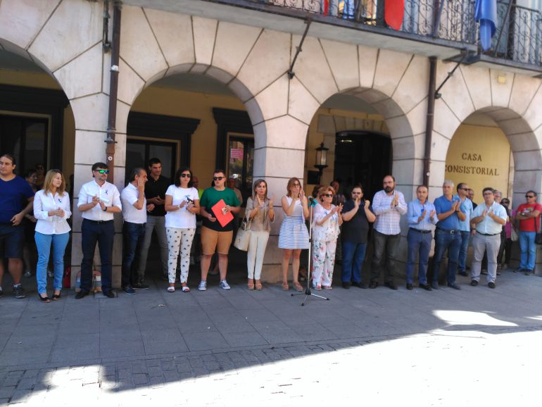 Representantes de la corporación local arandina con la alcaldesa en el centro en la concentración por los atentados de Barcelona y Cambrils Representantes de la corporación local arandina con la alcaldesa en el centro en la concentración por los atentados de Barcelona y Cambrils