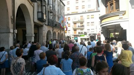 Dos centenares de personas se han concentrado en Aranda en solidaridad con Barlceona y Cambrils y contra el terrorismo Dos centenares de personas se han concentrado en Aranda en solidaridad con Barlceona y Cambrils y contra el terrorismo