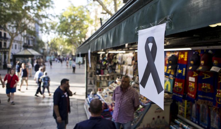 Un lazo negro cuelga de uno de los kioskos de las Ramblas de Barcelona. Un lazo negro cuelga de uno de los kioskos de las Ramblas de Barcelona.