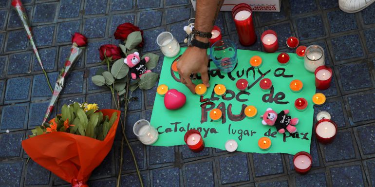 Un homenaje improvisado a las víctimas de Barcelona en penas Ramblas. Un homenaje improvisado a las víctimas de Barcelona en penas Ramblas.