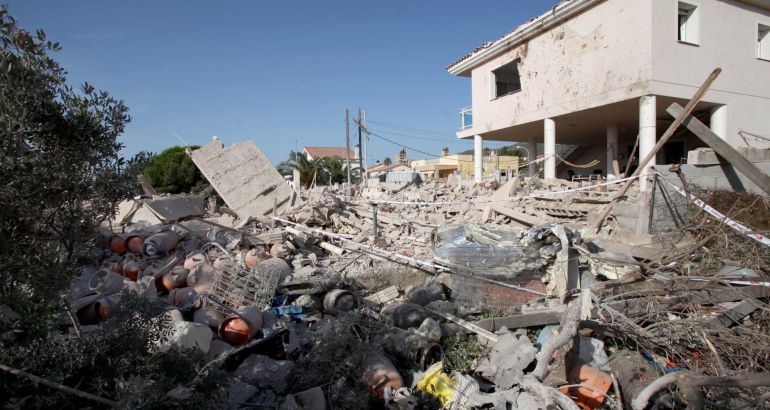 Estado en el que quedó una casa de Alcanar (Tarragona) tras una explosión registrada en la vivienda en la que supuestamente prepararon los atentados los terroristas de Barcelona y Cambrils. Estado en el que quedó una casa de Alcanar (Tarragona) tras una explosión registrada en la vivienda en la que supuestamente prepararon los atentados los terroristas de Barcelona y Cambrils.