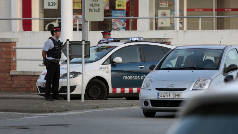 Varios agentes de los Mossos, en un control de seguridad tras los atentados de Barcelona y Cambrils. Varios agentes de los Mossos, en un control de seguridad tras los atentados de Barcelona y Cambrils.