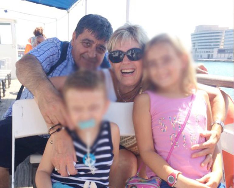 Foto enviada por Francisco López a sus familiares de Lanteira (Granada) tomada horas antes de que muriera en el atentado de las Ramblas de Barcelona. Disfrutaba de un día en la ciudad junto a su esposa (que está herida), la sobrina de la mujer (que tomó la foto) y también murió; y los dos hijos de la sobrina. El niño, de tres años, también ha muerto Foto enviada por Francisco López a sus familiares de Lanteira (Granada) tomada horas antes de que muriera en el atentado de las Ramblas de Barcelona. Disfrutaba de un día en la ciudad junto a su esposa (que está herida), la sobrina de la mujer (que tomó la foto) y también murió; y los dos hijos de la sobrina. El niño, de tres años, también ha muerto