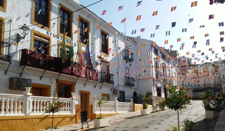La fachada del Ayuntamiento y la calle principal ya estan engalanadas para el inicio de las ferias mañana sábado La fachada del Ayuntamiento y la calle principal ya estan engalanadas para el inicio de las ferias mañana sábado