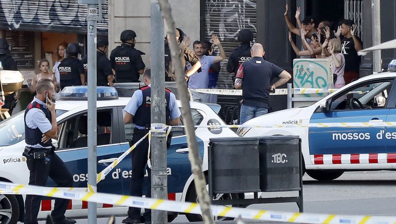 Despliegue policial en el lugar del atentado ocurrido hoy en las Ramblas de Barcelona, un atropello masivo en el que una furgoneta ha arrollado a varios peatones que paseaban por la zona, y en el que un total de 13 personas han fallecido y más de 50 han resultado heridas. Despliegue policial en el lugar del atentado ocurrido hoy en las Ramblas de Barcelona, un atropello masivo en el que una furgoneta ha arrollado a varios peatones que paseaban por la zona, y en el que un total de 13 personas han fallecido y más de 50 han resultado heridas.