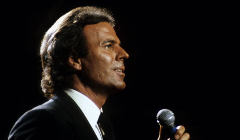 Julio Iglesias no puede faltar en nuestra selección musical para una gala televisiva Julio Iglesias no puede faltar en nuestra selección musical para una gala televisiva