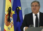 GRA045. MADRID, 19/08/2017.- El ministro del Interior, Juan Ignacio Zoido, durante la rueda de prensa que ha ofrecido hoy en la Moncloa, tras presidir la reunión de la mesa de valoración de la amenaza terrorista en el Ministerio del Interior, en la que ha informado sobre la decisión de mantener en el 4, de una escala de 5, el nivel de alerta, aunque se reforzarán medidas de seguridad en algunas zonas e infraestructuras. EFE/Fernando Alvarado