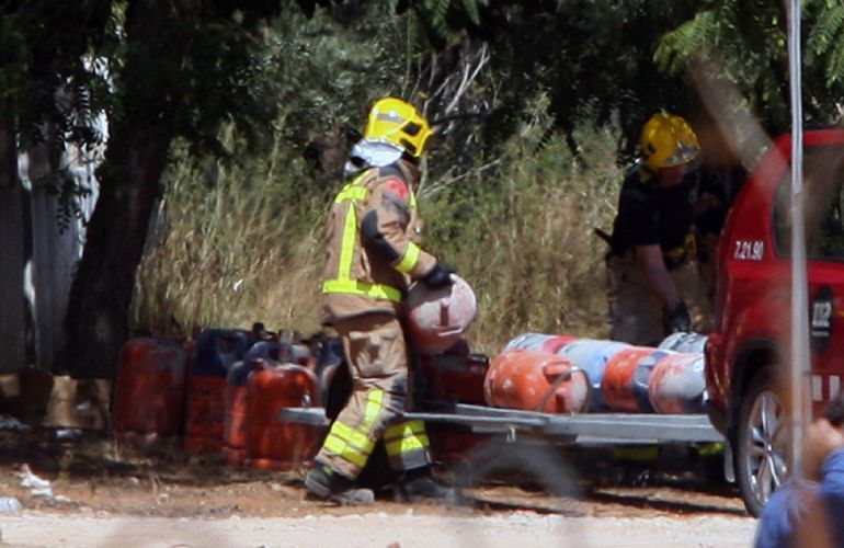 Los Bomberos trasladan bombonas de butano de la casa donde se produjo la explosión en Alcanar (Tarragona) Los Bomberos trasladan bombonas de butano de la casa donde se produjo la explosión en Alcanar (Tarragona)