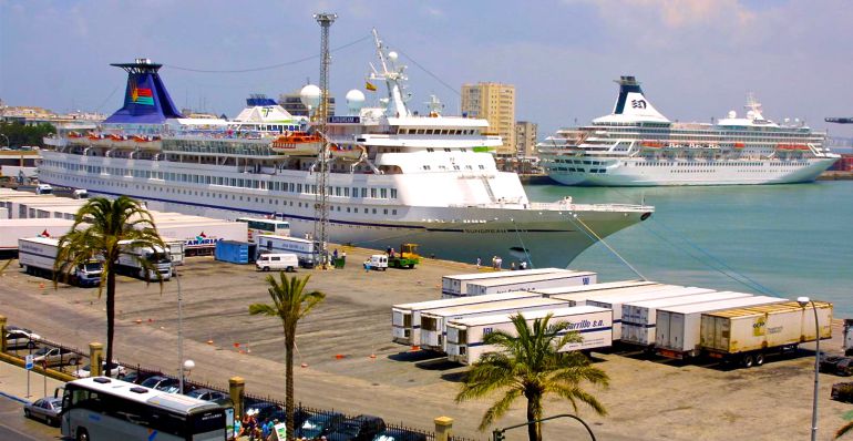 Cruceros atracados en el muelle de Cádiz Cruceros atracados en el muelle de Cádiz