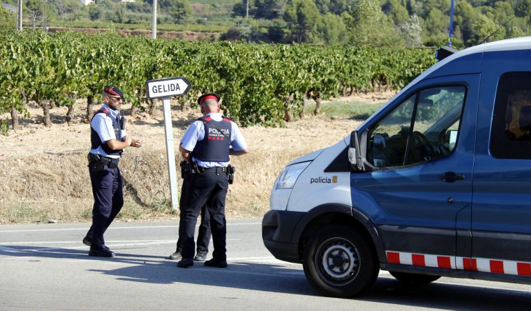Dispositivo policial de los Mossos d'Esquadra en la carretera secundária que conecta Sant Sadurní, Subirats i Vilafranca. Dispositivo policial de los Mossos d'Esquadra en la carretera secundária que conecta Sant Sadurní, Subirats i Vilafranca.