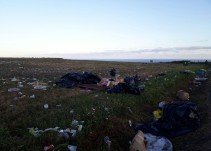 La basura continúa en Quintres tras el Delirium Festival