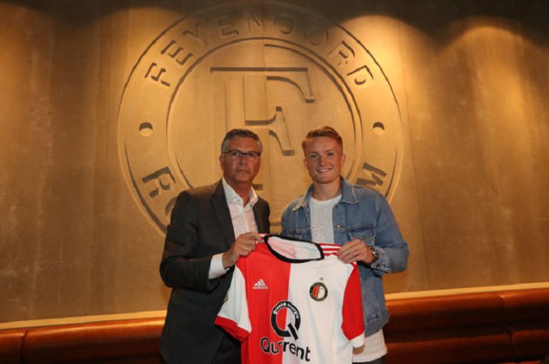 Sam Larsson en su presentación como nuevo jugador del Feyenoord Sam Larsson en su presentación como nuevo jugador del Feyenoord