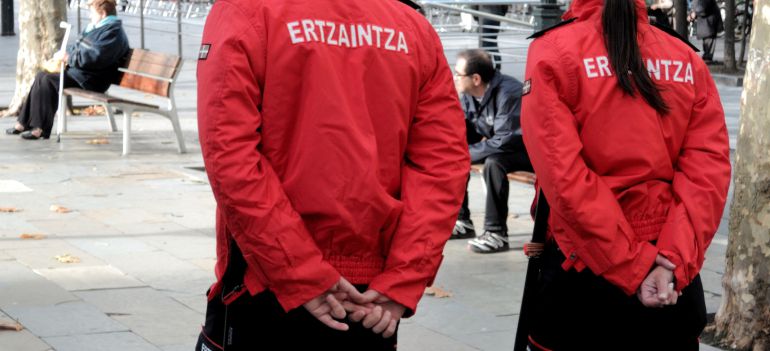 Los ertzainas ya no podrán portar el arma reglamentaria fuera de servicio Los ertzainas ya no podrán portar el arma reglamentaria fuera de servicio