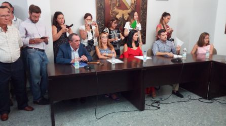 Damián Martínez, primero sentado por la izquieda y Pilar Montes, primera sentada a la derecha, durante el pleno de este miércoles. Damián Martínez, primero sentado por la izquieda y Pilar Montes, primera sentada a la derecha, durante el pleno de este miércoles.
