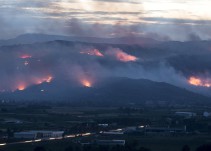 El fuego obliga a cortar por tercera vez la A-52